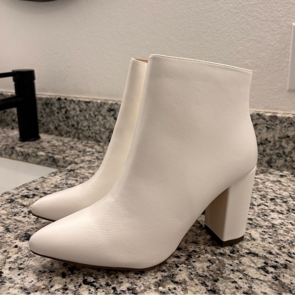 NWT Lulus white ankle booties - SIZE 8